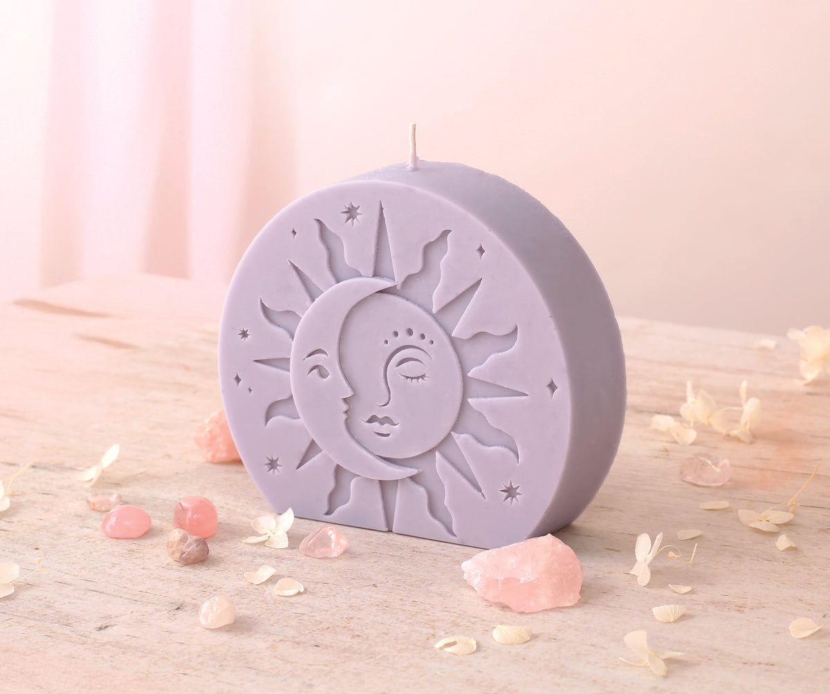 Lila ljus med präglat sol- och månmotiv